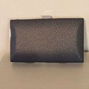 Stingray-effect box clutch